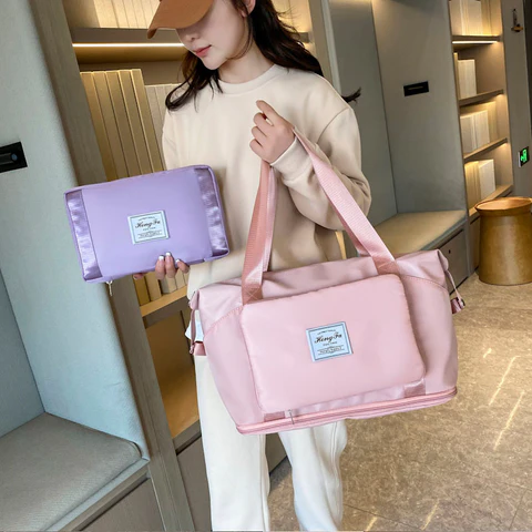 Chica y bolsa